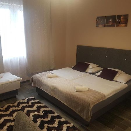 Napfeny Szallas Szeged Ngoại thất bức ảnh